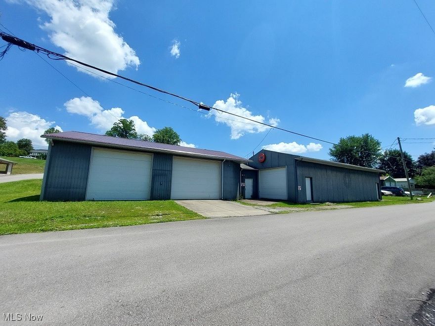 LARGE METAL WARHOUSE WITH RECEPTION AREA,1/2 BATH ,4 GARAGE DOORS 2 -10 FOOT AND 2- 8 FOOT.THIS BUILDING WAS A FORMER AUTO BODY SHOP AND COMPRESSOR WILL STAY.PAINT SPRING AREA FULLY VENTILATED EXHAUST SYSTEM,SECURITY THAT IS NOT IN USE.NOTE: OWNERS NEVER USED IT.THIS BUILDING HAS SO MANY USES.CAMPER AND BOAT STORAGE FOR LAKE TOYS.PERFECT FOR EBAYERS SELLING ON LINE NEEDING WAREHOUSE STORAGE.CONTRUCTION,ROOR OR LANDSCAPE COMPANY-WHY LEAVE YOU EQUIPMENT OUTSIDE? CALL TODAY FOR A SHOWING.