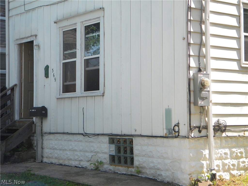 Great income producing property with 3/4 bedrooms with large living room and kitchen. Close to the University of Akron and amenities. Perfect home for first time buyers and investors.