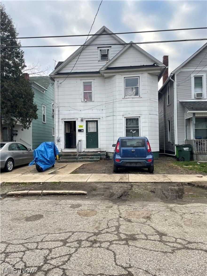 Attention Investors!!Great return waiting for you to snag. This 4 bedroom 2 bath home has loads of potential. Just needs a fresh eye and some TLC. Showings available with all offers. Build your rental portfolio or complete for your 1st home. Great size and loads of storage. Amazing older home that just needs some love. Blocks away from the beautiful Lake Anna! Submit your offer today, this one will not last!!