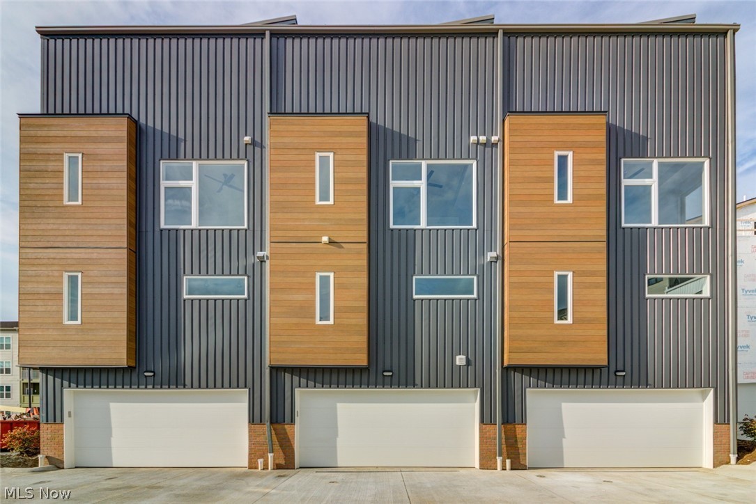 BREAKWATER BLUFFS - Residential