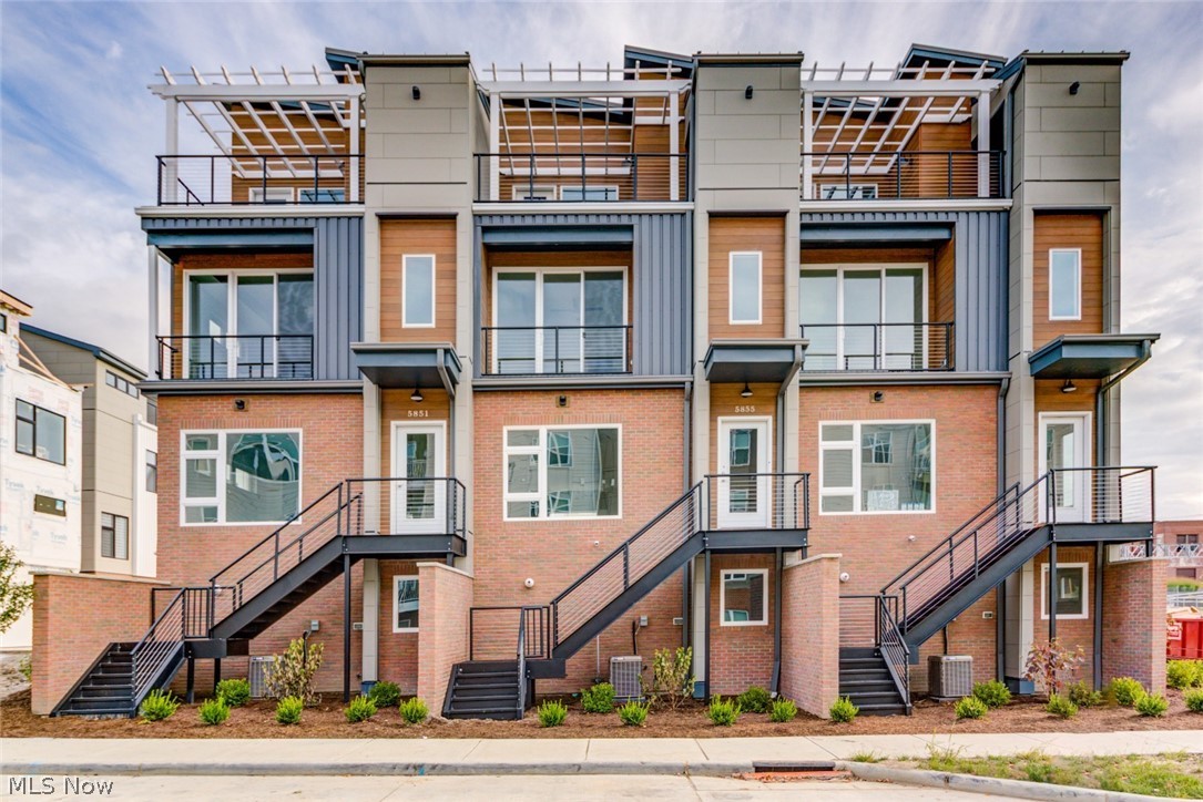 BREAKWATER BLUFFS - Residential