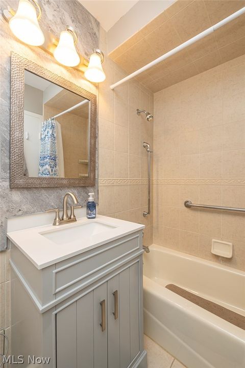 Tiny photo for 12520 Edgewater Drive #1609, Lakewood, OH 44107 (MLS # 5190083)