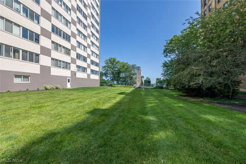 Tiny photo for 12520 Edgewater Drive #1609, Lakewood, OH 44107 (MLS # 5190083)