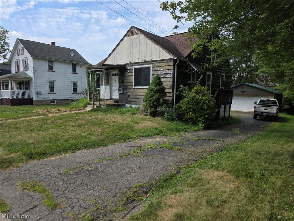 Photo of 554 E Taggart Street, East Palestine, OH 44413 (MLS # 5193028)