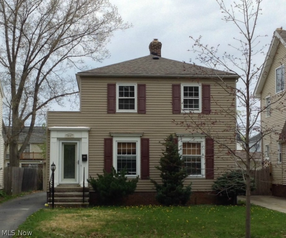 Do not miss out on this spacious single family home. Freshly painted, finished basement, updated extended family room area, and hard wood floors. This home also features a dishwasher, stove & fridge. Easy to view, quick application process, close to public transportation and major hospitals.