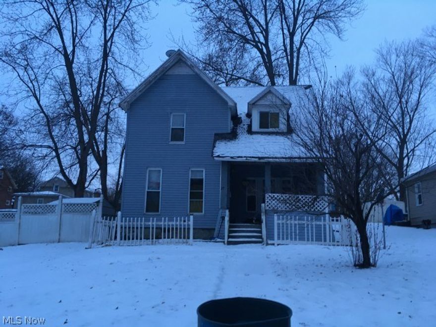 3 bed, 1 bath Massillon, OH home for sale. This property is located in a residential area. The home will need cleaning and trash out
before in ready. There is a small basement here. Home could be a great investment property if renovated correctly.