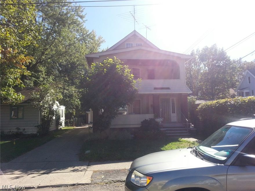 Colonial Duplex in Quiet Cul de Sac, 2 bedrooms 1 bath, up. 2/1 down, nice porches up and down to enjoy lakes summer breeze.
Newer Roof and gutters.
Close to transportation, shopping and Freeway.
make this beautifull home yours