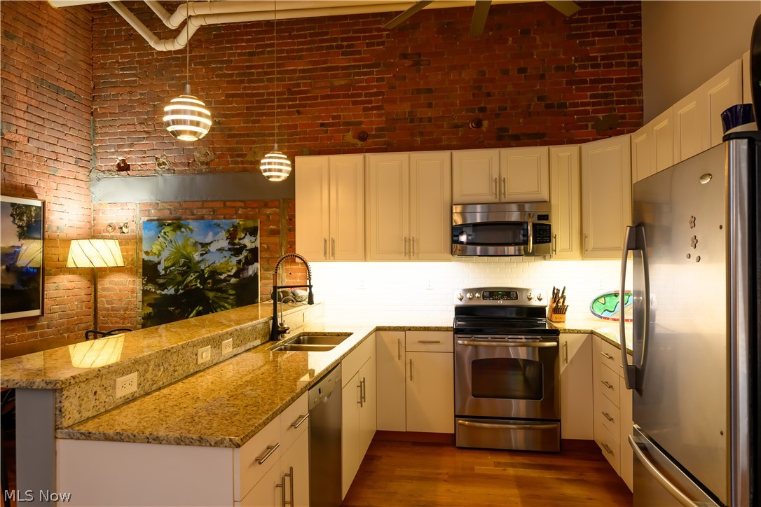 635 W Lakeside Avenue