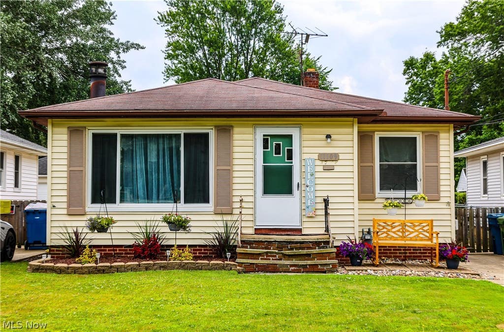 Photo of 11109 Meadowbrook Drive, Parma Heights, OH 44130 (MLS # 5225239)