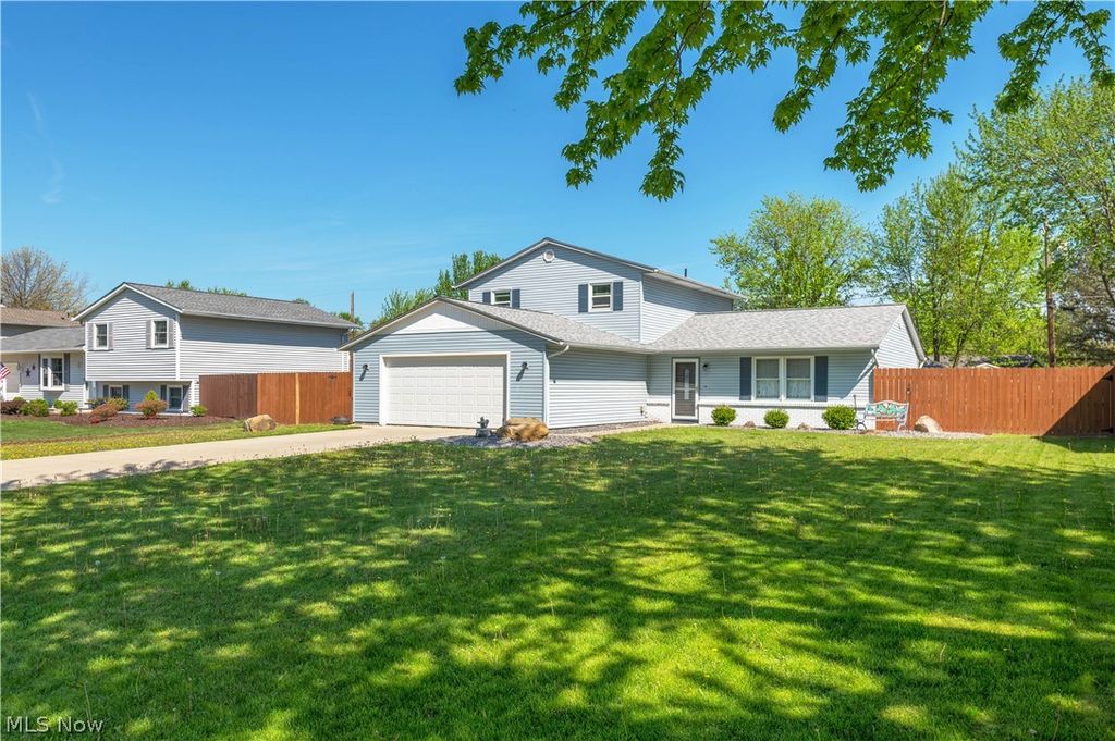 Photo of 404 Oaknoll Drive, Amherst, OH 44001 (MLS # 5204315)