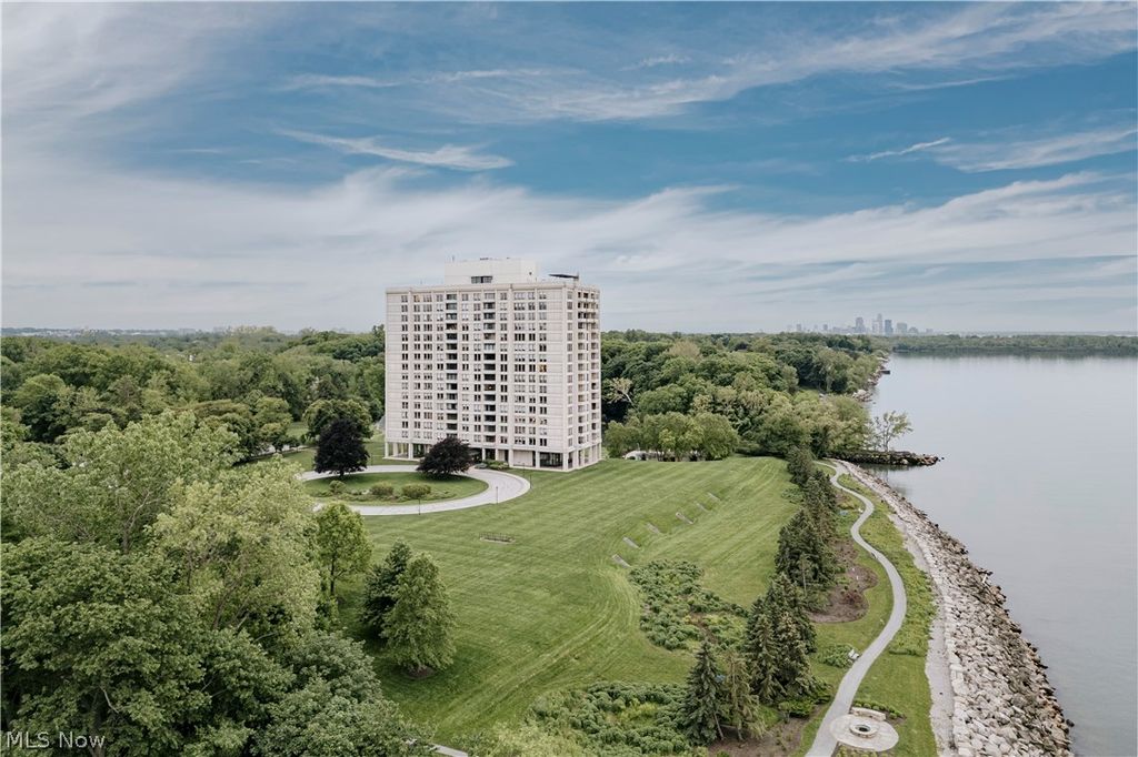 Photo of 2 Bratenahl Place #15BC, Bratenahl, OH 44108 (MLS # 5213470)