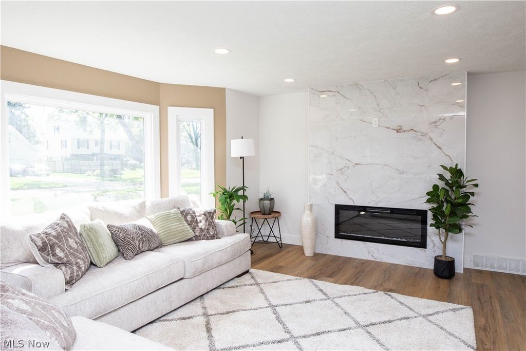 Photo of 560 Mineola Avenue, Akron, OH 44320 (MLS # 5202013)