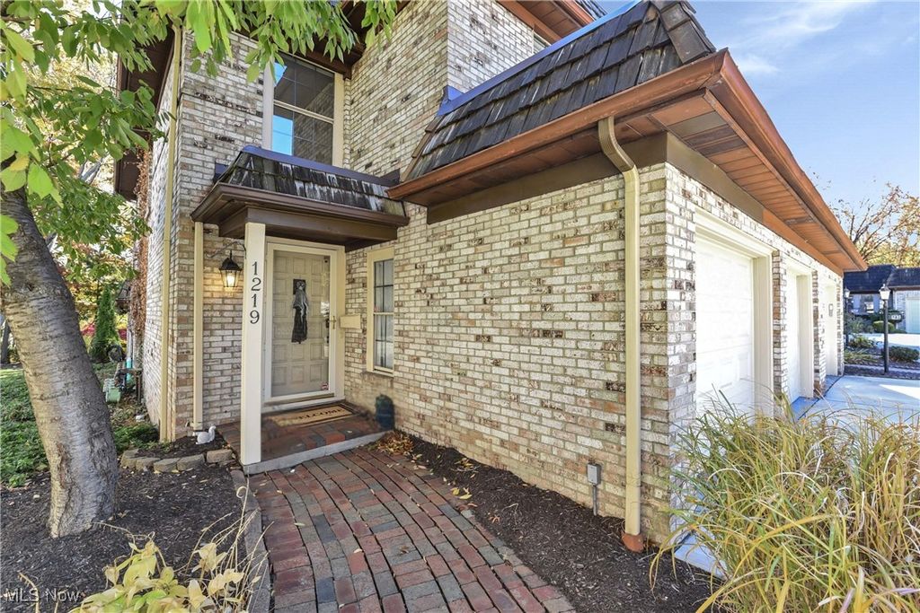 Photo of 1219 Harwich Court, Rocky River, OH 44116 (MLS # 5167993)