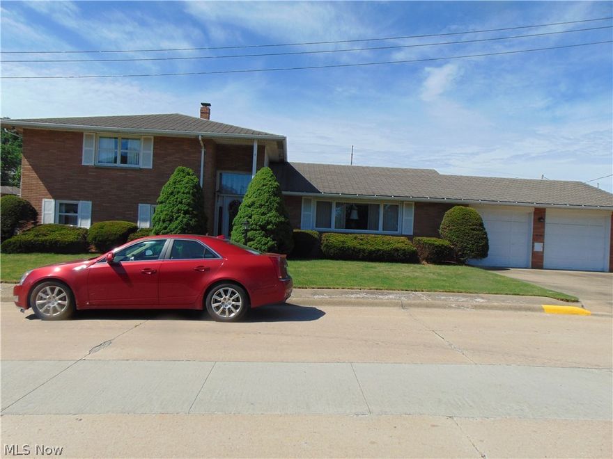 THIS IS A WELL CONSTRUCTED SOLID BRICK HOME THAT SITS ON 4 PROFESSIONAL LANDSCAPED LOTS WITH A FENCE AROUND THE REAR OF PROPERTY, FORMAL LR.,DR, EAT IN KITCHEN, BALCOMY OVERLOOKING FAMILY ROOM WITH A FIRE PLACE AND BAR...OFFICE OFF FAMILY ROOM, AND A REC ROOM (POOL TABLE ROOM) LOTS OF STORAGE.