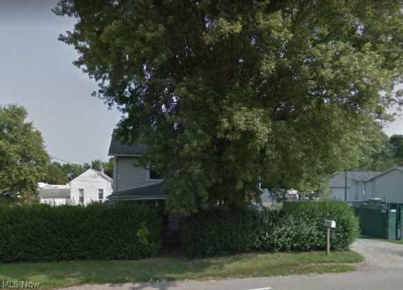 Great investment opportunity! Home features 2 bedrooms, 1 bath, and 2 car garage. Cash Only Sale. Book your private showing today!