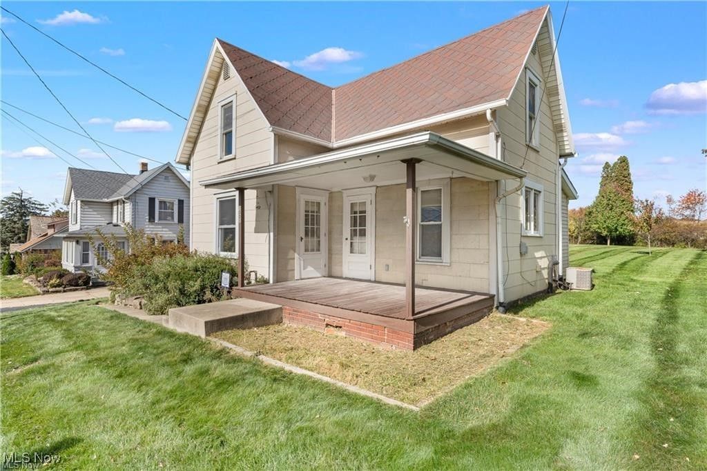 Photo of 1001 Applegrove Street NW, North Canton, OH 44720 (MLS # 5180677)