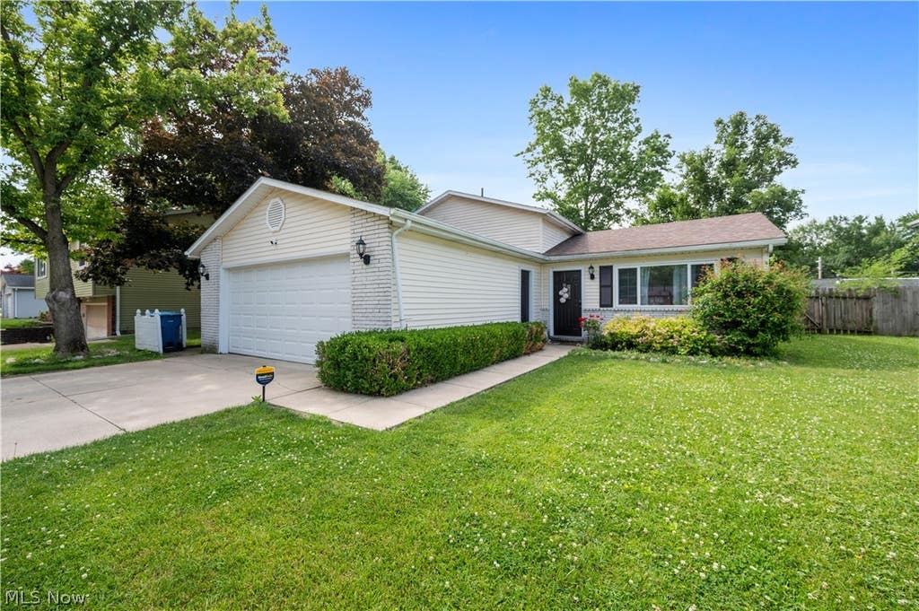 Photo of 1004 Plymouth Drive, Grafton, OH 44044 (MLS # 5218813)