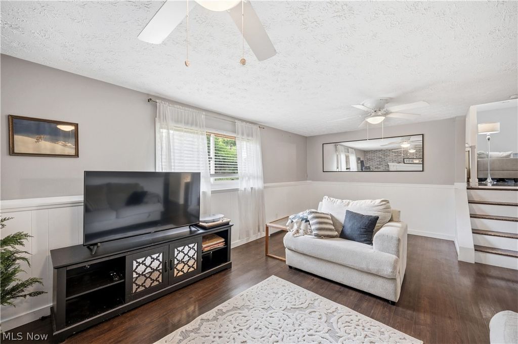 Photo of 1004 Plymouth Drive, Grafton, OH 44044 (MLS # 5218813)