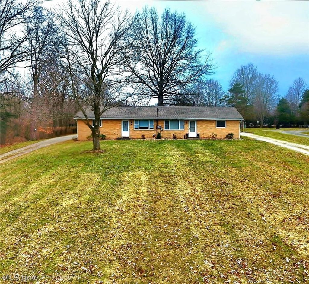 Photo of 3300 Highland Park NW, North Canton, OH 44720 (MLS # 5188279)