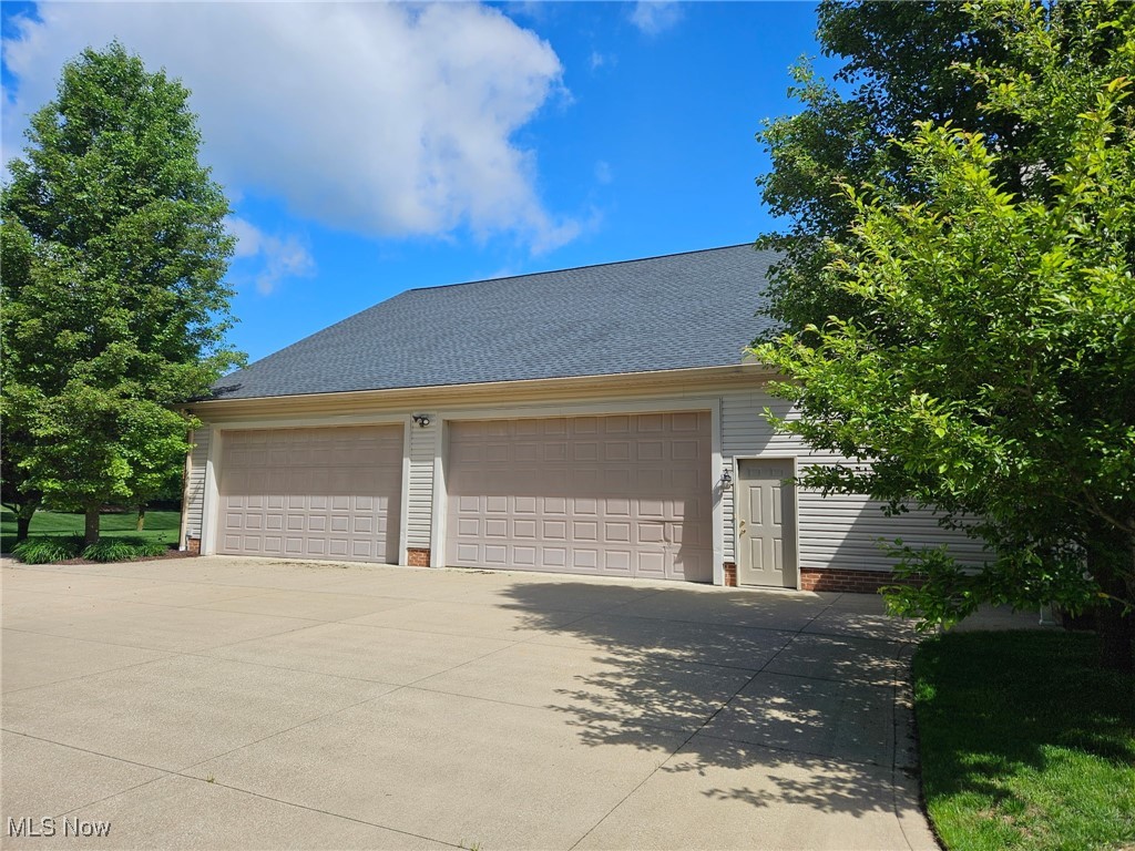 615 Crystal Brooke Drive, Hinckley, Ohio image 4