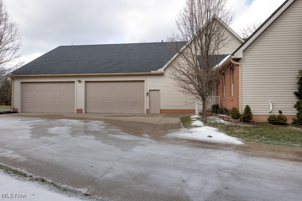615 Crystal Brooke Drive, Hinckley, Ohio image 2