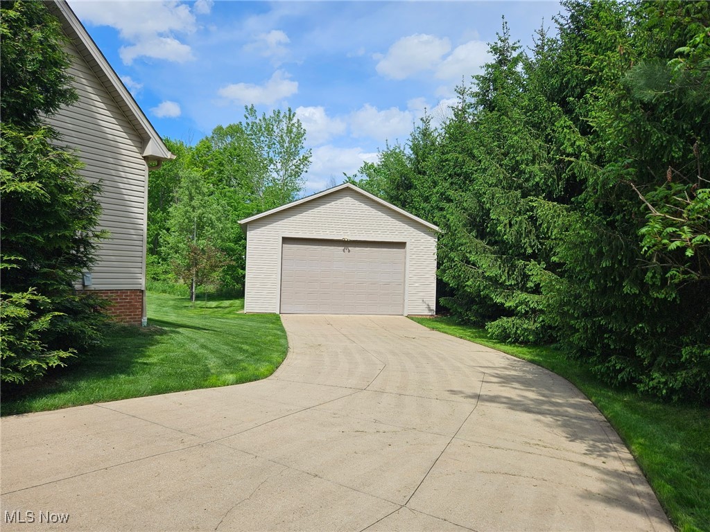 615 Crystal Brooke Drive, Hinckley, Ohio image 3