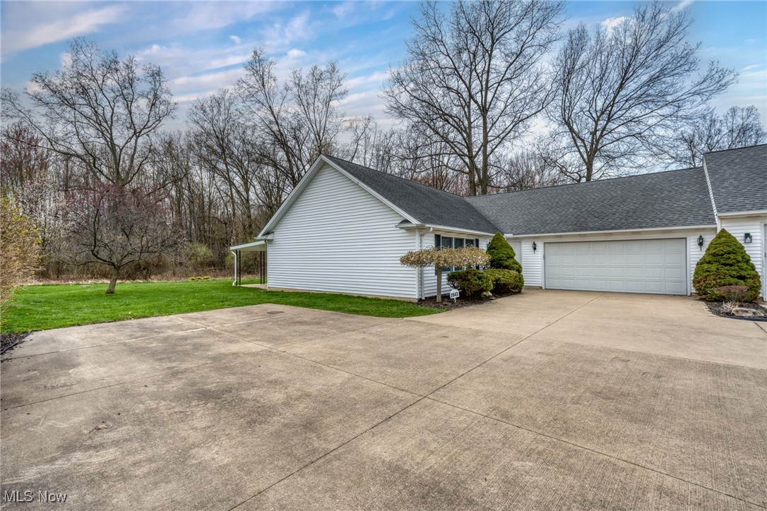 3943 Hilltop Drive, Vermilion, Ohio image 2