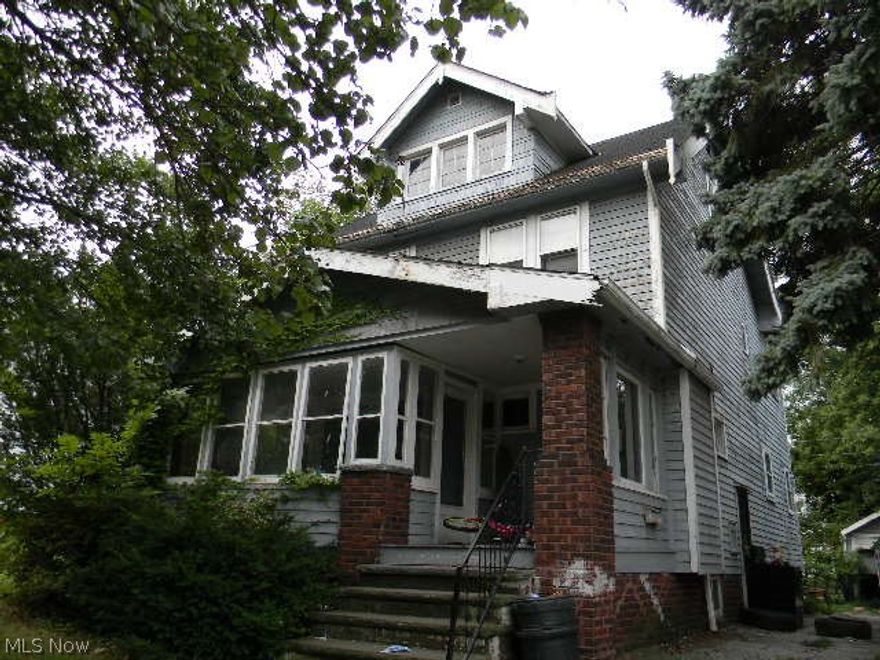 Opportunity waiting in this 3 bedroom 1 full bath home. Full unfinished basement. Located near
shopping, dining, schools and access to downtown Cleveland.