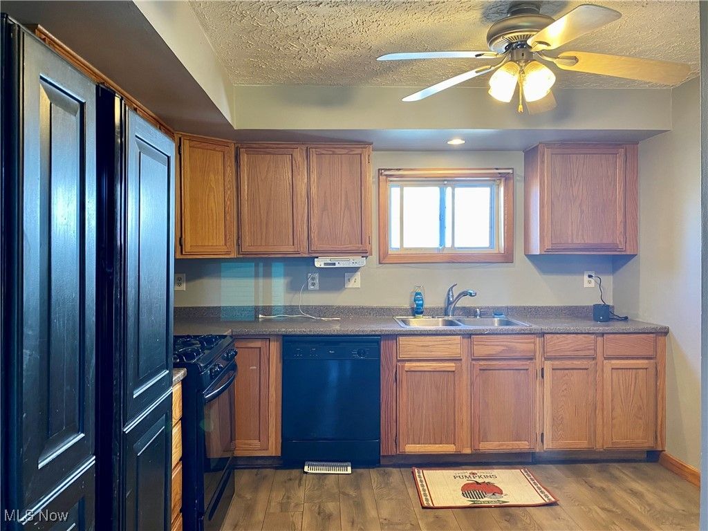Photo of 33 E 8th Street, Ashland, OH 44805 (MLS # 5165651)