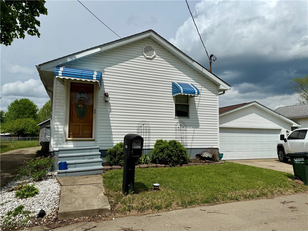 523 E 9th Street, Uhrichsville, Ohio image 1