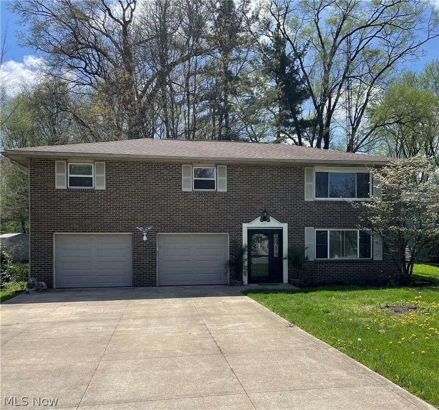 Beautiful 3 bedroom 2+ Car Garage home in Perry 
Just Updated for new Owners Move right In
Custom  Kitchen and Custom Bathroom Cabinets Fully Appliance                      
 New 30 year Pergo waterproof flooring, Finished walkout lower level with stucco textured walls and wainscoting 
Beautiful Back Yard that extends over wooden Bridge
New deck coming next week
Agent Owned