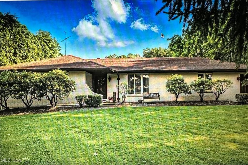 Photo of 7370 Brookwood Drive, Brookfield, OH 44403 (MLS # 5176458)