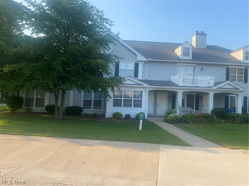 Gorgeous townhouse in a quiet and desirable area of Olmsted Falls. Features 2 large bedrooms, main bedroom has an ensuite with large walk-in closet.