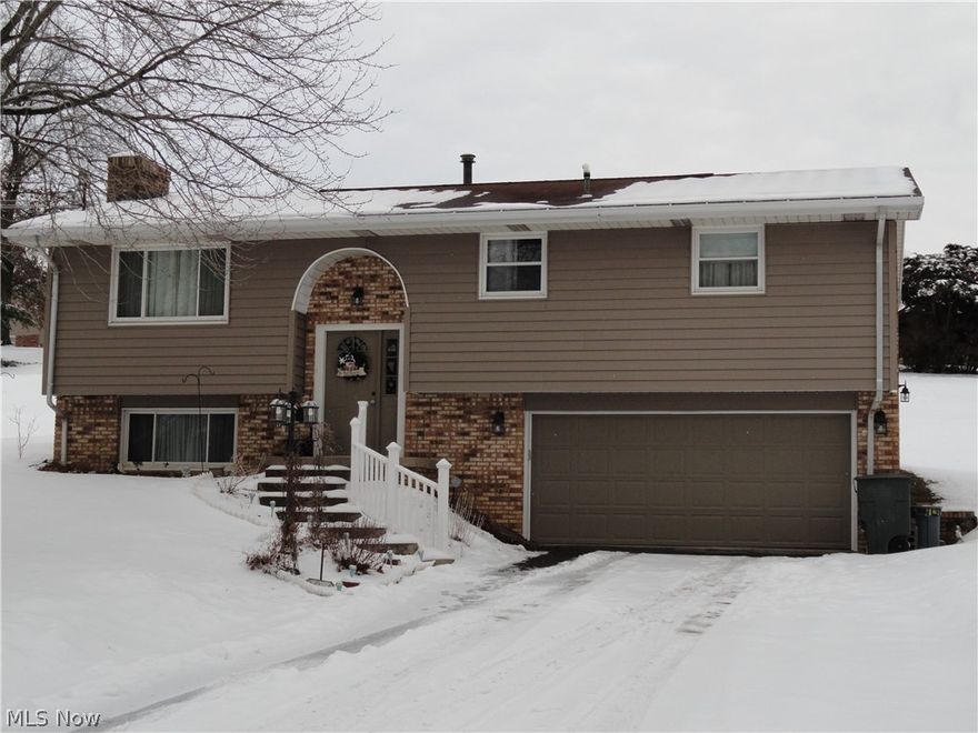 Very well maintained 3 BR/1 Bath Home on nice corner lot in well established sub division features fully equipped eat in kitchen that opens to back yard patio for added entertainment space, Formal LR + Family Rm w/fireplace & bar, updated bathroom w/ceramic surround & make up vanity.  Double car integral garage.  Close to necessary amenities & the state park.