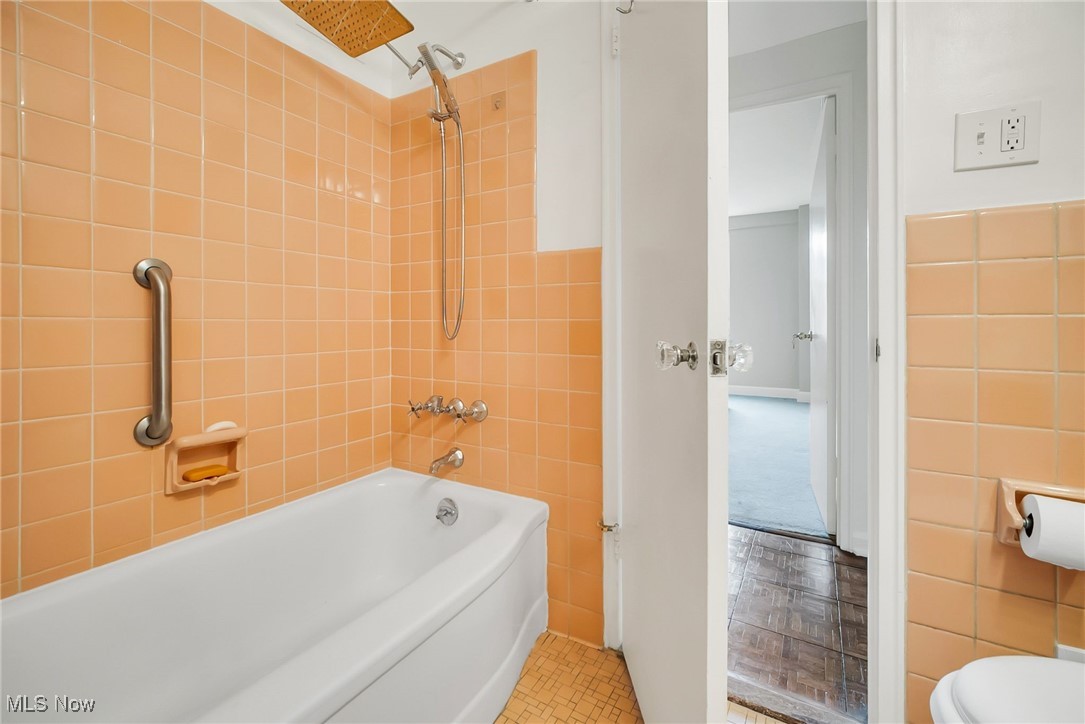 13800 Fairhill Road 418