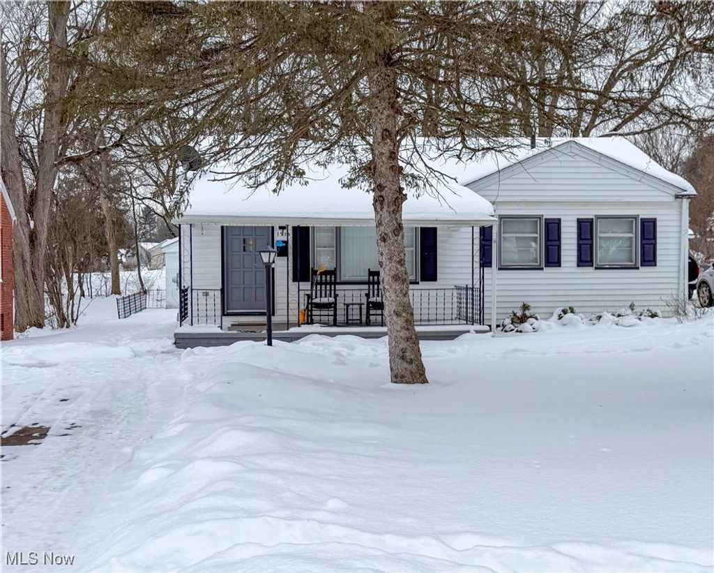 Photo of 1915 Highlawn Avenue, Youngstown, OH 44509 (MLS # 5185423)