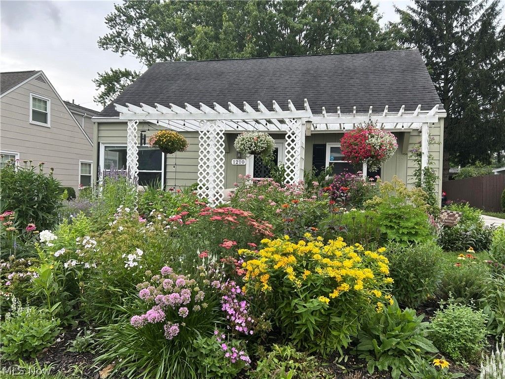 Photo of 1210 Myrtle Avenue, Cuyahoga Falls, OH 44221 (MLS # 5192769)