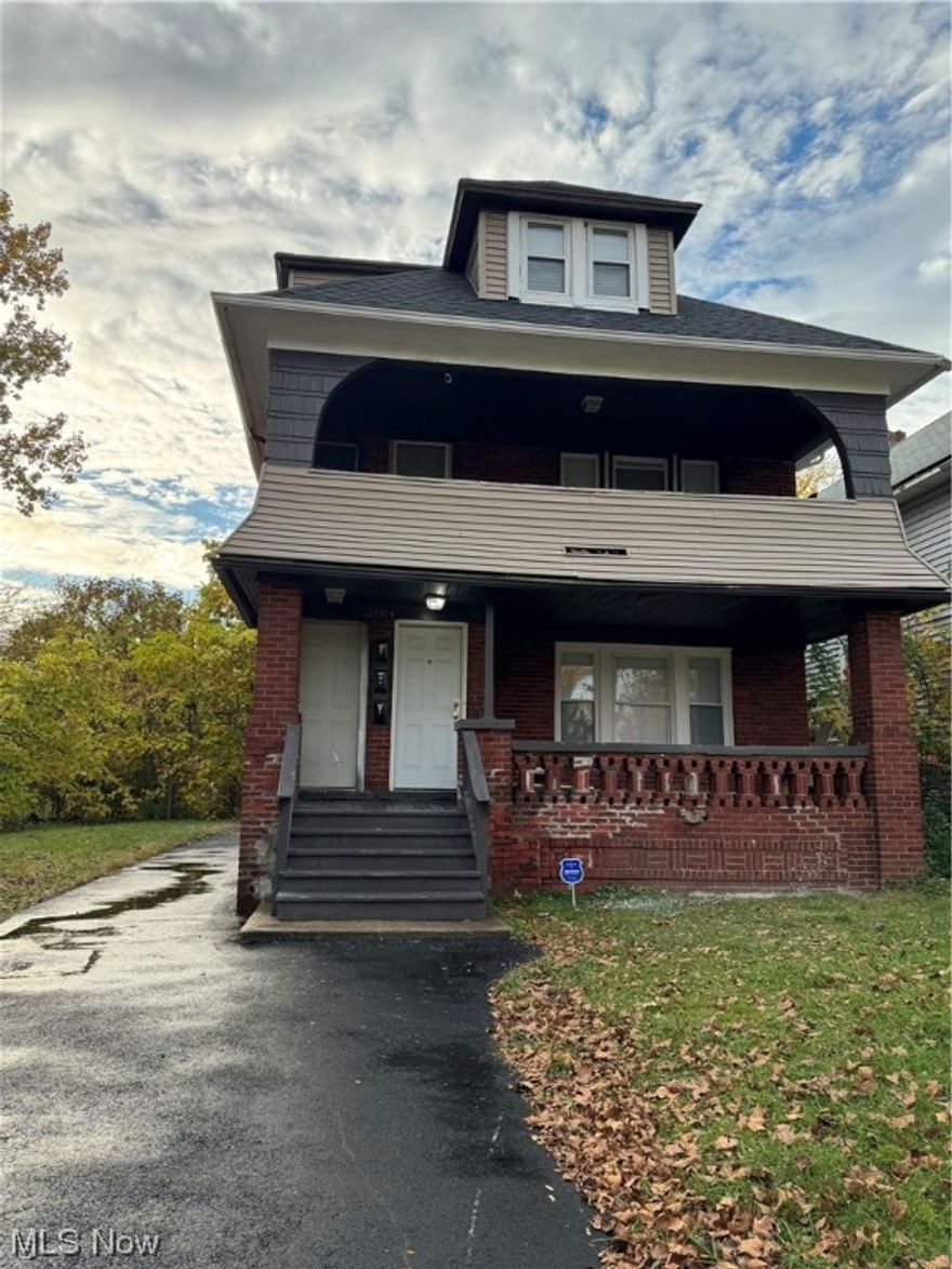 Fully Renovated Multi Family For sale: 

3 KITCHENS, 3 DINING ROOMS, 3 LIVING ROOMS, 3 BATH ROOMS… 
New Everything -> ROOF, WINDOWS, MECHANICALS, FLOORS, PLUMBING, ELECTRICALS, CABINETS, COUNTER TOPS, VANITIES, TUBS, NEW DRIVEWAY and MORE!!! Everything is Brand new and up to today’s code. 

Rent potential $2,400 a month from Tenants ($28,800 a year)