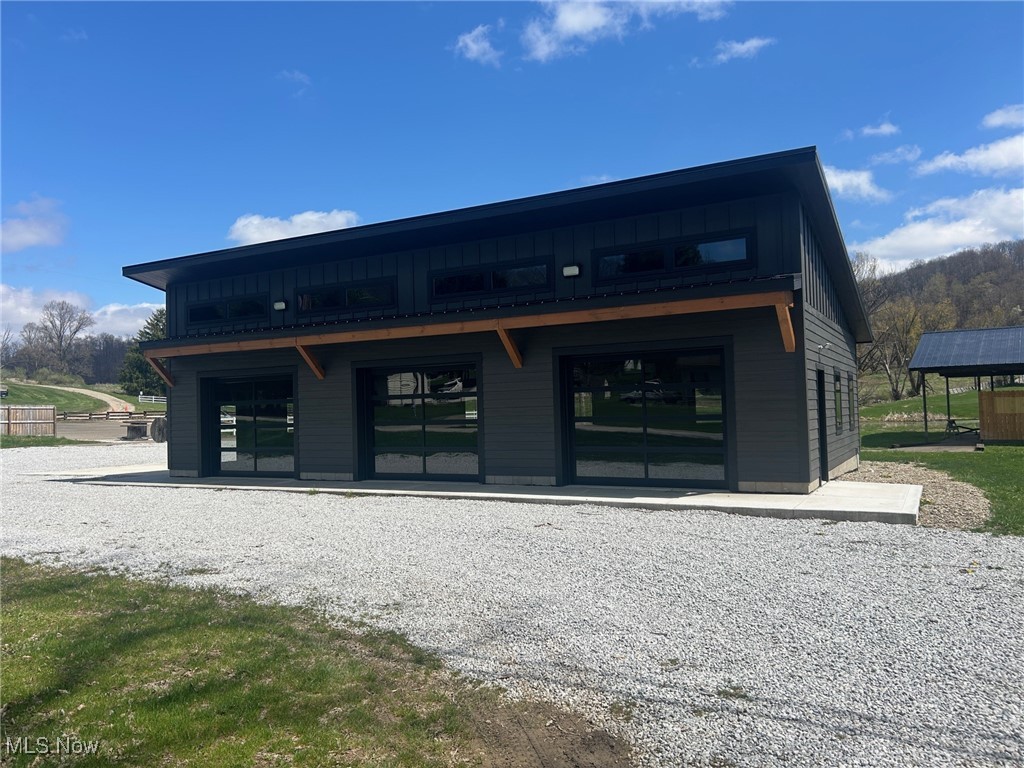 Beautiful Building with 3 glass garage doors, a pond, covered picnic area and restroom. Lots of possibilities with this one!!
Lessee will also responsible for Real Estate taxes