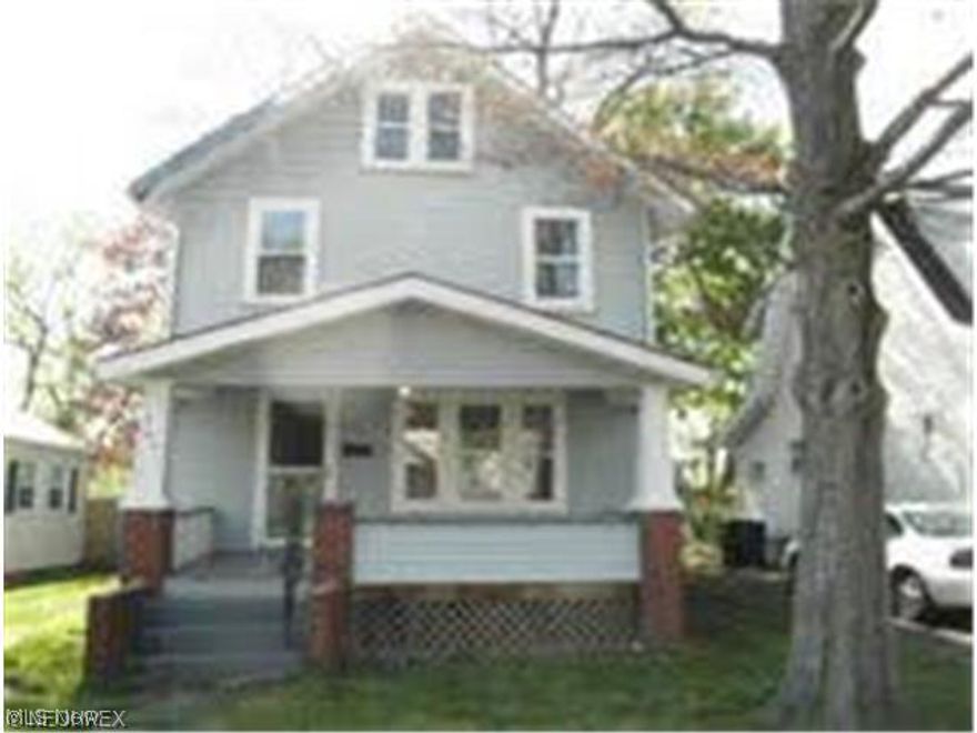 Charming Three Bedroom 1.5 Bath Home For Rent in Akron.