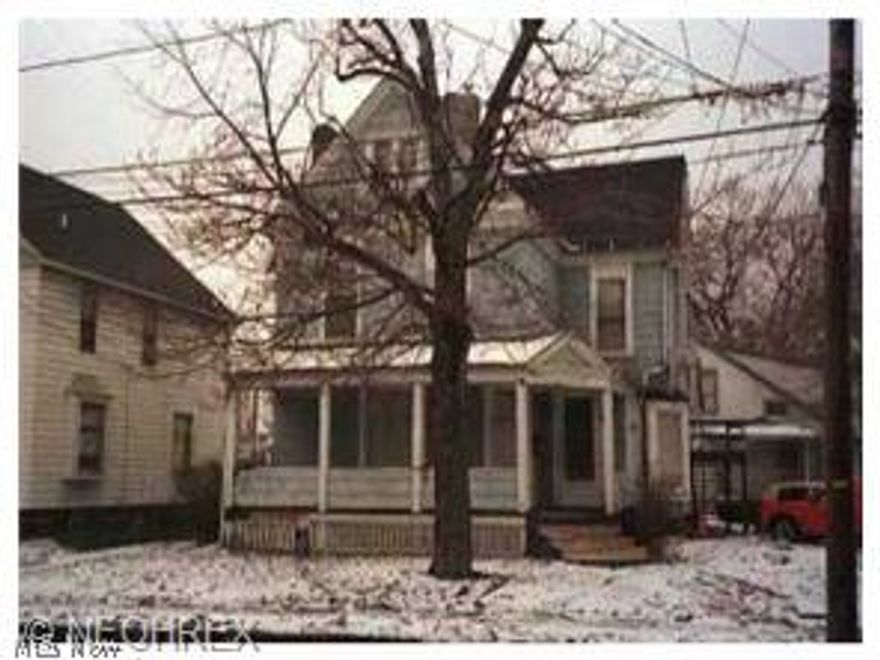 Big 1 bedroom apt. Near the university with off street parking. Sorry no pets allowed. Owner pays all utilities. $50 application fee required. Background and eviction check is a must!!! Please call now for your showing.