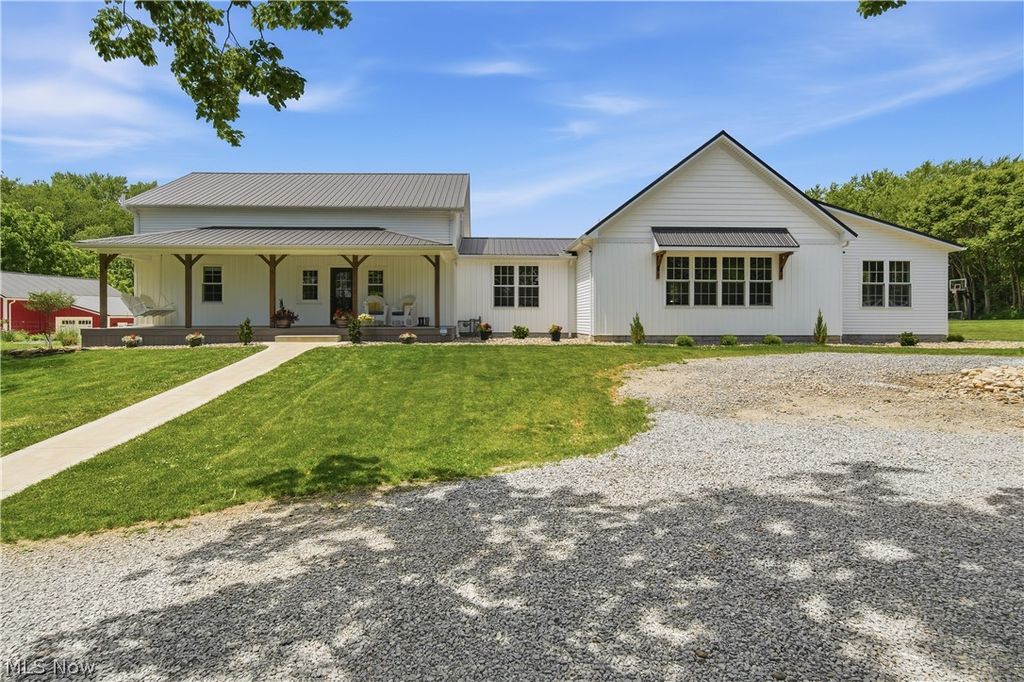 Photo of 1219 9th Street SW, Massillon, OH 44647 (MLS # 5216938)