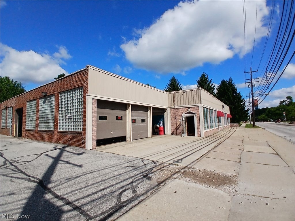 6950 Brecksville Rd, Independence, OH 44131