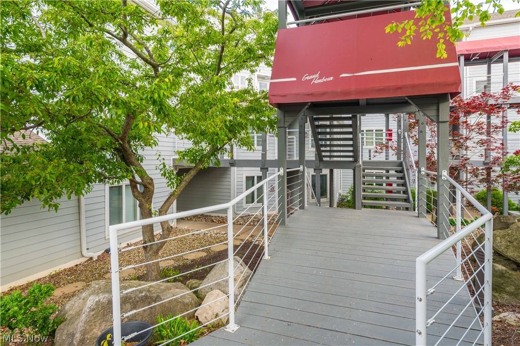 Photo of 215 Grand Harbour, Vermilion, OH 44089 (MLS # 5211619)