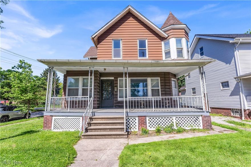 3882 W 31st St | Front Unit, Cleveland - Spacious 3 bed 1 bath multi-family home! //

$ 1025 rent / $ 1025 deposit //
$55 application fee per adult //
1-2 pets OK in this unit. After application pre-approval, a PetScreening is required for any animals to proceed with one of our properties; a PetScreening affidavit is still required if you have no pets. (Some breed restrictions apply per HUD guidelines). //
NO SMOKING //
1 time $169 non-refundable set up fee paid at lease signing //

$30/month required resident benefit package; can include personal property/liability insurance for an additional $5/month for $35/month total. //

After application Pre-Approval 1 applicant per household application is required to fill out a PetScreening application, before being about to proceed with placing a Reservation Fee for one of our properties. You will receive a pre-approval for your application and in order to proceed, the PetScreening is required. Even if you have NO pets - this application must be filled out. One time, non-refundable pet fee of $250-600 per animal applies to all pets & must be paid before or when you pay your first month rent. (No fee for qualified assistance animals). //

Our application is processed through secure site: Findigs, and they require ID and income verification. Without this, your application will not be processed. They offer 24/7 chat support on their application directly if you have any questions. //

BEDROOMS: 3 //
BATHROOMS: 1 //
APPLIANCES PROVIDED: Fridge and stove //
UTILITIES / RESIDENT RESPONSIBILITY: Resident pays gas and electric and is responsible for snow removal. //

Serious inquiries only.