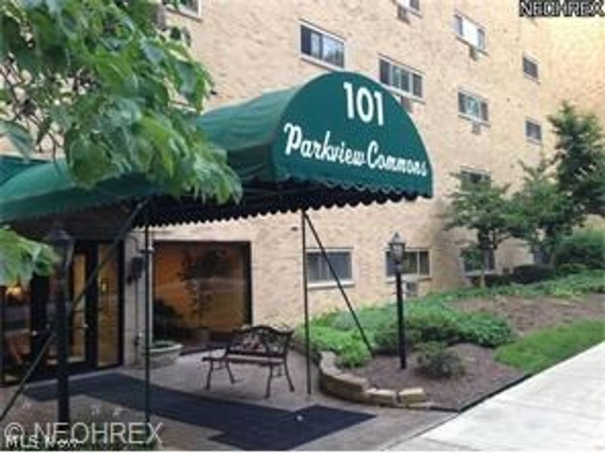 Nice 1st floor unit!! 2 bedroom/1 bath with view of Metropark.  Walking distance to shopping, banks, restaurants, lake, all in the heart of down town.  Metropark across street.
