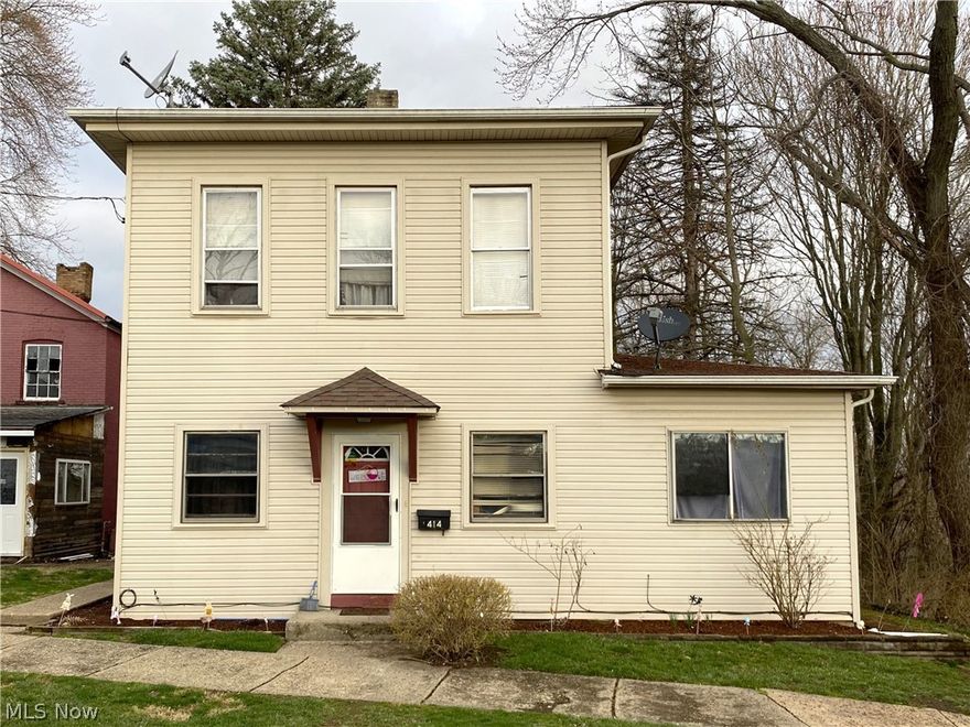 Looking for an investment property? Check out this duplex in Massillon, OH. It grosses $1,000 each month and tenants pay gas, electric, and cable while the owner pays water, sewer, and trash. Come take a look at this duplex and give yourself a chance to add to your investment portfolio.