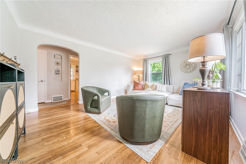 Photo of 1376 Parkview Drive, Lyndhurst, OH 44124 (MLS # 5218058)