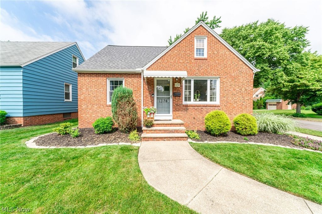 Photo of 1376 Parkview Drive, Lyndhurst, OH 44124 (MLS # 5218058)