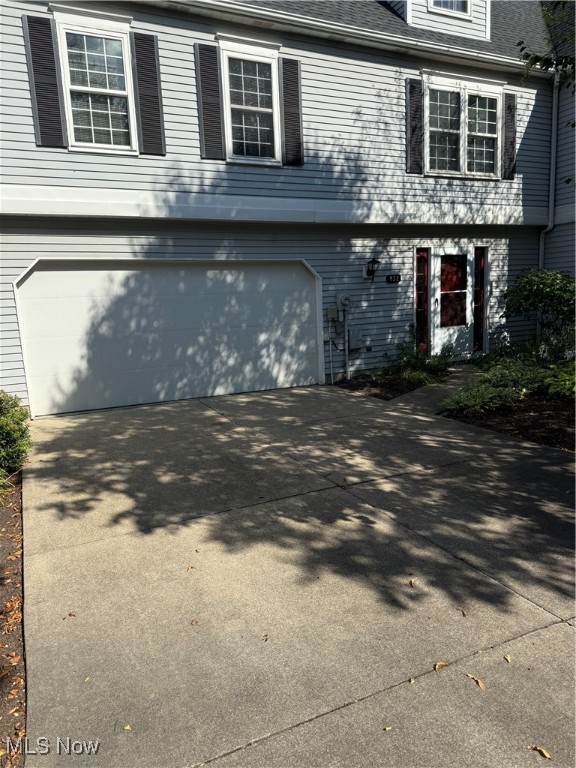 Spacious Townhouse condo on cut-de-sacin Greentree! Features include 2 car garage; Greatroom with skylights, soaring ceilings, and gas fireplace. 2nd levels spacious loft, master bedroom, and full bath and additional loft area that could be used as 3rd bedroom.
Main level includes Greatroom, dining room, kitchen with breakfast area, pantry, and bedroom. Lower level has laundry room, family room and foyer.